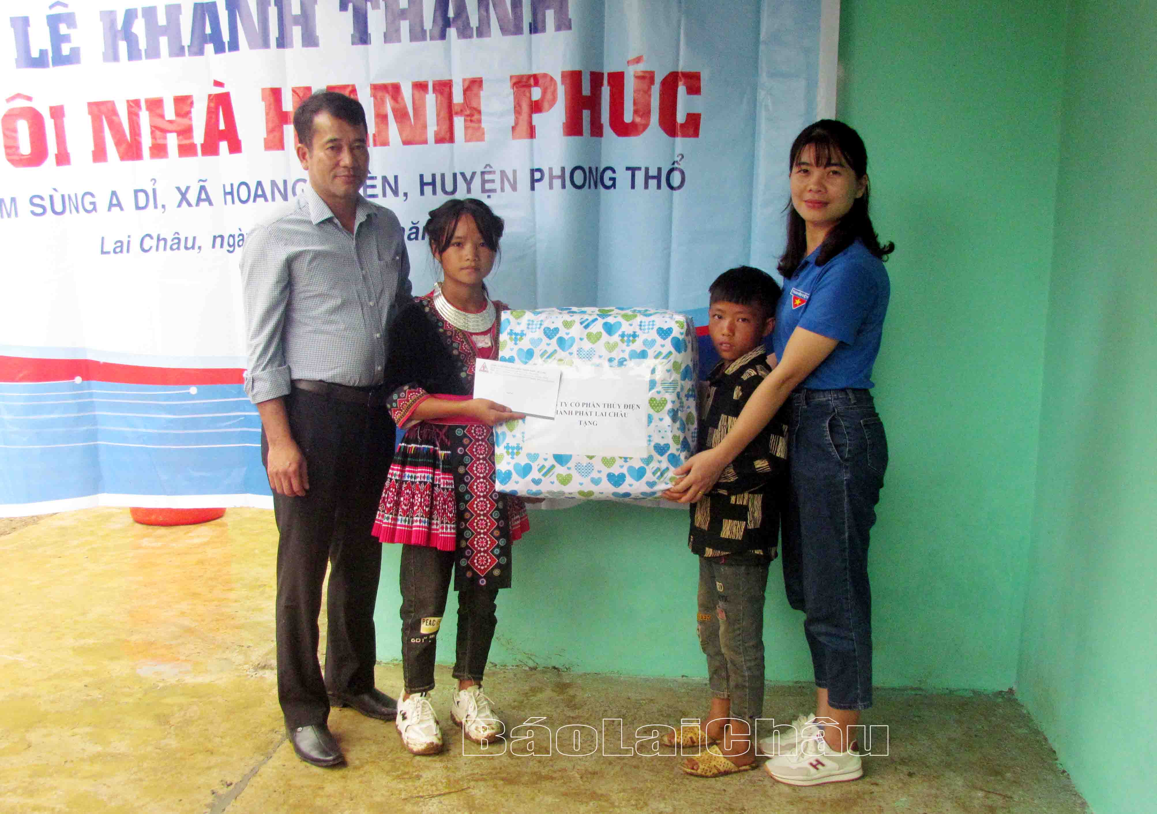 Đại diện Công ty cổ phần thủy điện Thành Phát Lai Châu trao quà cho 2 em Dỉ, O. 